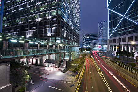 交通夜间蓝色驾驶场景景观旅行摩天大楼建筑速度车道商业图片