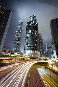 繁忙的交通夜晚商业建筑车道办公室景观场景运输城市旅游摩天大楼图片