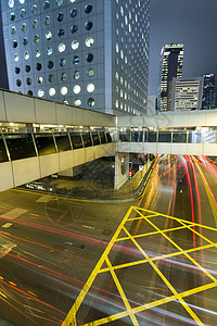 夜晚的车繁忙的交通夜晚场景城市建筑办公室旅游汽车驾驶摩天大楼旅行车道背景