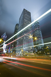 繁忙的交通夜晚蓝色景观地标速度驾驶摩天大楼旅行车道汽车商业图片