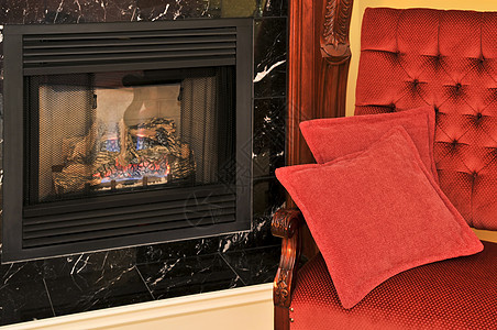 壁炉和红椅子家具奢华装潢地幔酒店木头装饰内饰房子房间图片