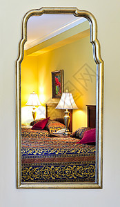 镜子中反射的卧室内图片