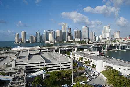 2009年4月佛罗里达州迈阿密详情建筑学公寓房地产建筑住宅区结构外观城市蓝色场景图片