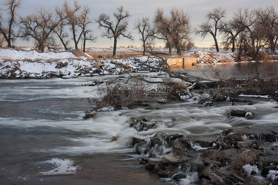 冬季风景的河流分流大坝图片