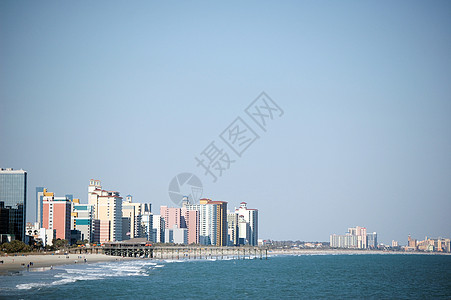 海滩表面背景桃金娘天空建筑物风景波浪码头图片
