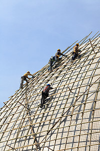 用竹子搭建一个脚手架工程师安全帽工作职场建筑工人日落安全保养职业背景图片