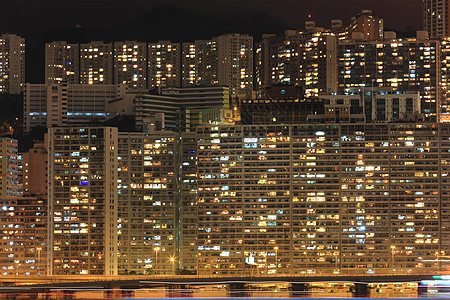 夜里香港市风景住宅高楼民众单轨住房蓝色财产城市天空绿色图片