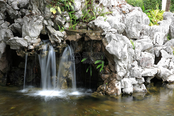 小型水瀑石头美丽生态阳光水景天堂流动森林速度植物图片