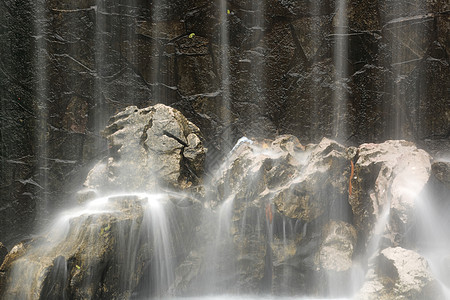 人造瀑布背景溪流岩石运动天堂叶子阳光木头衬套生态水景图片
