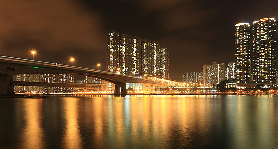 晚上在香港的住宅公寓楼 夜里天空市中心反射摩天大楼蓝色血管金融天际商业场景图片