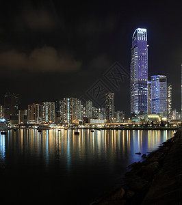 晚上在香港的商塔和住宅公寓楼夜间血管商业天空市中心城市摩天大楼蓝色紫色金融窗户图片