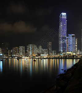 晚上在香港的商塔和住宅公寓楼夜间血管商业天空市中心城市摩天大楼蓝色紫色金融窗户图片