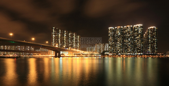 晚上在香港的商塔和住宅公寓楼夜间天空窗户场景办公室蓝色港口血管景观反射建筑学图片