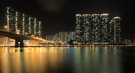 晚上在香港的商塔和住宅公寓楼夜间港口金融景观反射摩天大楼市中心场景天空蓝色紫色图片