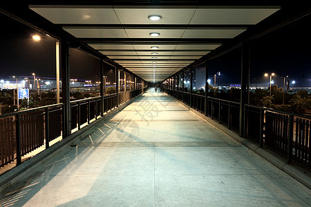现代脚桥路面黑暗曲线交通建筑照明旅行城市街道通道图片