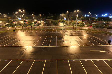 雨天的汽车停车场图片