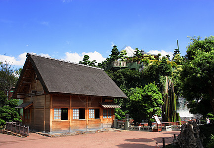 有树和蓝天空的木木木屋院子乡村蓝色住宅大厦房子墙壁花园奢华窗户图片