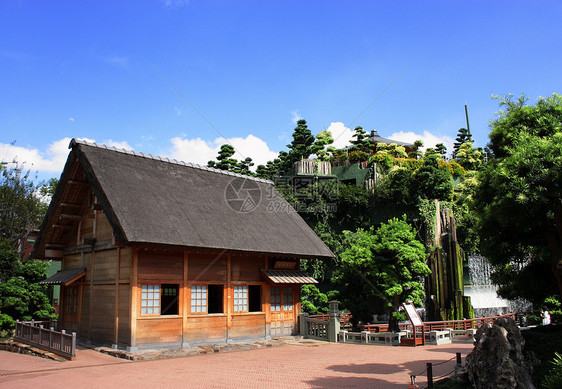 有树和蓝天空的木木木屋院子乡村蓝色住宅大厦房子墙壁花园奢华窗户图片