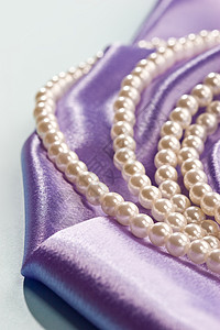珍珠项链礼物花冠紫丁香展示奢华珠宝淡紫色宝石辉光图片