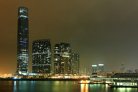 晚上在香港摩天大楼港口金融景观办公室市中心血管反射紫色商业图片