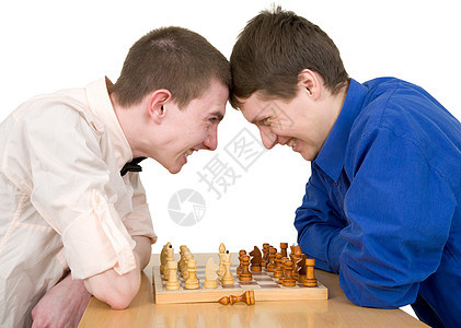 男孩下象棋争议战略侵略性领导男性棋子木板男人思维前额图片