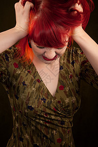 红发小妞成人女性耳环女孩头发艺术家手指挫折紧张冲孔图片