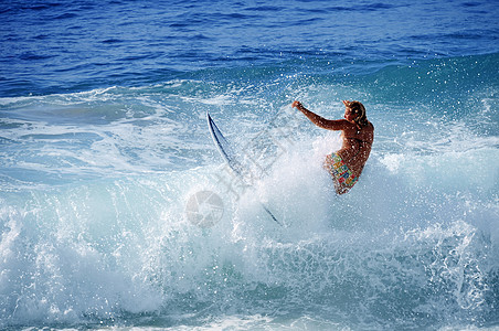 2008年10月21日 Surfer女孩在训练时坠落成波图片