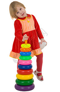 小女孩和玩具塑料金字塔戒指白色绿色紫色黄色蓝色红色孩子图片
