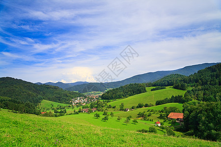 夏季风景全景土地房子木头山脉橡木草地阳光天空叶子图片