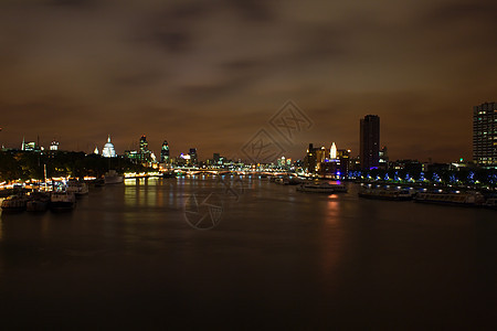 伦敦晚夜的鱼河景色图片