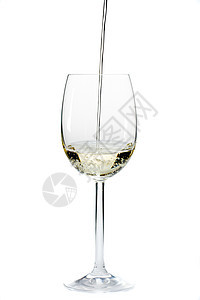 将白葡萄酒倒在白底的杯子上液体溪流气泡器皿酒精酒杯食物飞溅玻璃速度图片