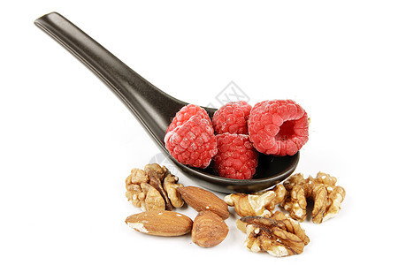 冰冻的兰草莓 在有坚果的勺子上饮食粉色覆盆子味道水果美食产品茶点小吃甜点图片