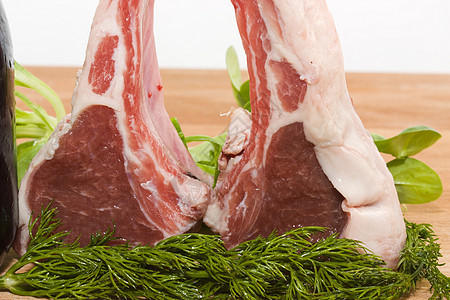羊肉堆蔬菜百里香侏儒草药羊肉印章食物架子图片