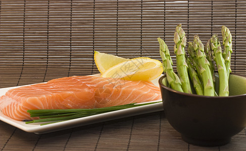 鲑鱼和白食物餐厅营养厨房饮食厨师玫瑰柠檬蔬菜粉色图片
