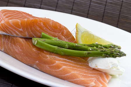 新鲜鲑鱼和美食寿司柠檬海鲜厨师玫瑰蔬菜厨房食物营养图片