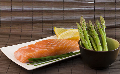新鲜鲑鱼寿司食物海鲜蔬菜柠檬厨房营养粉色饮食餐厅图片