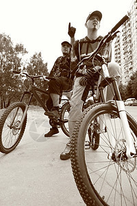两名骑自行车者图片