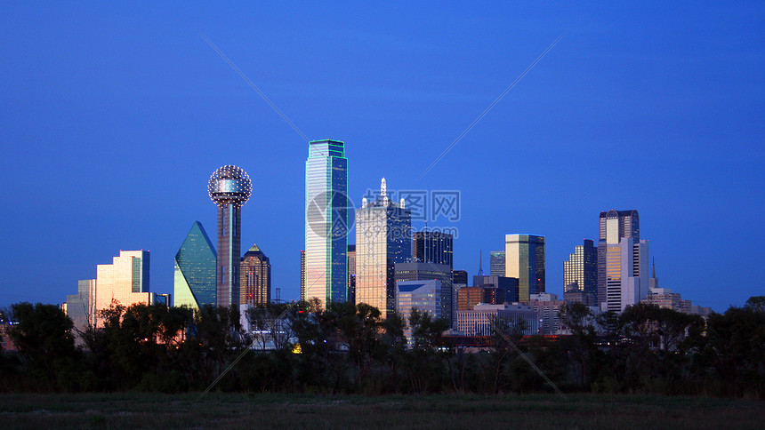 达拉斯独行侠进攻体系解析核心球员挡拆配合与外线投射的战术运用