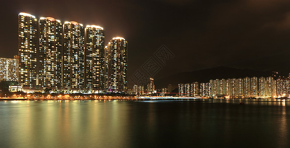 晚上在香港的公寓楼大楼天空反射场景紫色港口金融市中心商业血管窗户图片