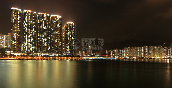 晚上在香港的公寓楼大楼天空反射场景紫色港口金融市中心商业血管窗户图片