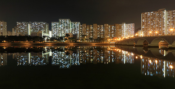 晚上在香港的住宅公寓楼 夜里反射蓝色窗户场景城市商业办公室建筑学市中心摩天大楼图片