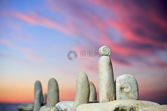 石柱海滩日落石头平衡冥想天空卵石岩石阳光鹅卵石图片