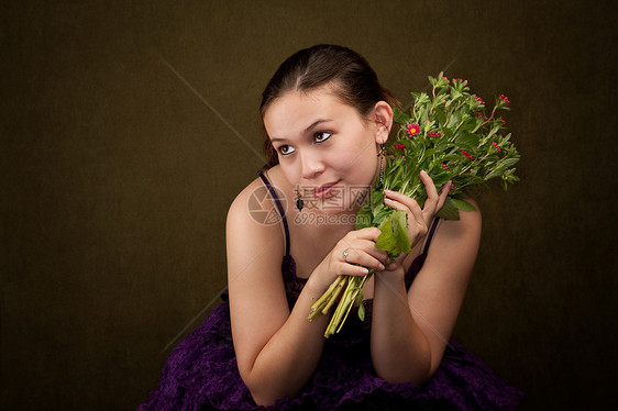 紫色美女 绿色背景 鲜花裙子运动鞋成人植物褶边黄色花束旅行粉色原住民图片