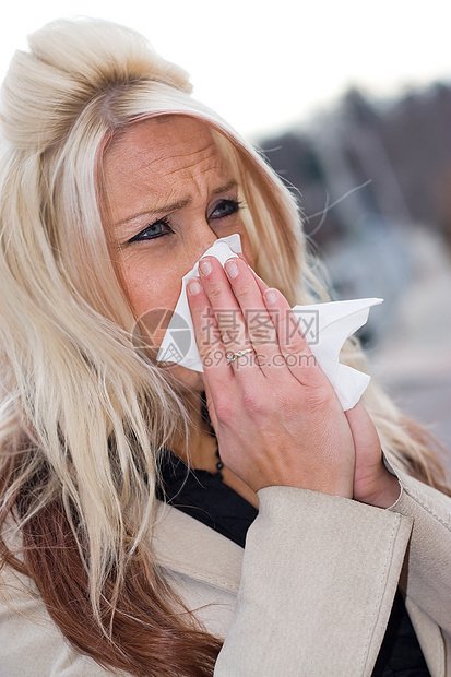 吹爆她的鼻子女性组织过敏保健女孩金发女郎咳嗽卫生喷嚏发烧图片