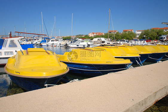 克罗地亚沃迪斯镇的泊船黄色游艇码头图片
