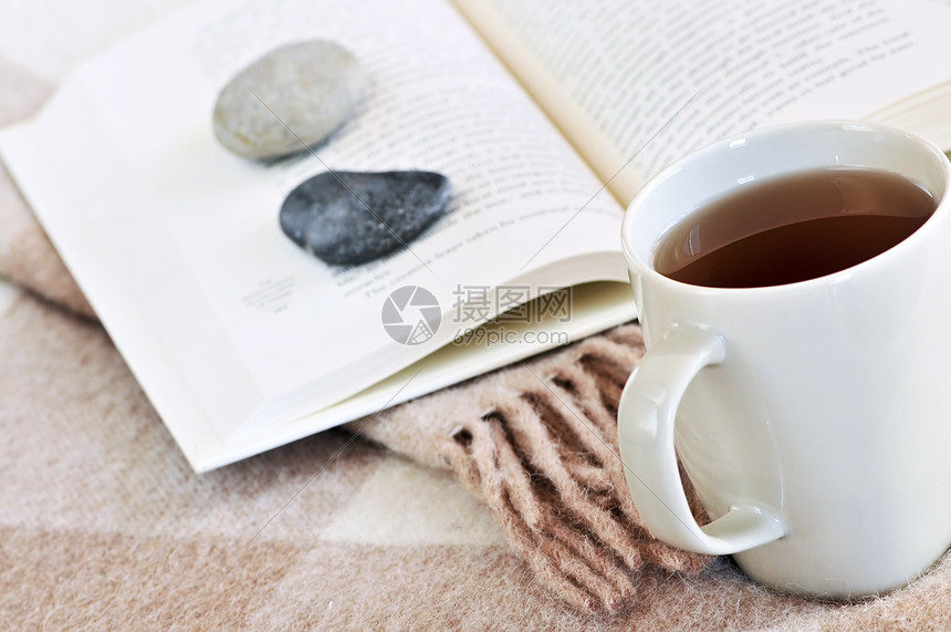 以茶叶轻松阅读时间图书茶碗褐色休息安详毯子边缘石头草本图片