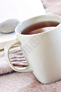 以茶叶轻松阅读冥想饮料边缘羊驼褐色毯子茶碗安详石头时间图片