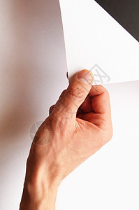 纸和手白色黑色角落卷曲文档广告手指床单办公室车削背景图片