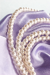 珍珠宝石辉光展示礼物项链淡紫色珠宝紫丁香奢华花冠图片