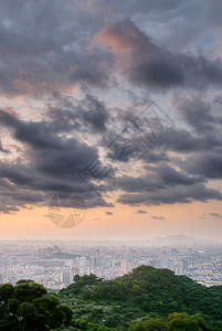 日落的城市景场景公寓天空蓝色建筑学建筑爬坡旅行风景地标图片